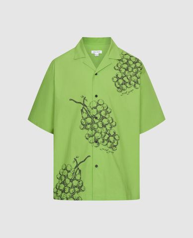  URBAN REVIVO - Áo sơ mi nam tay ngắn họa tiết trái cây 