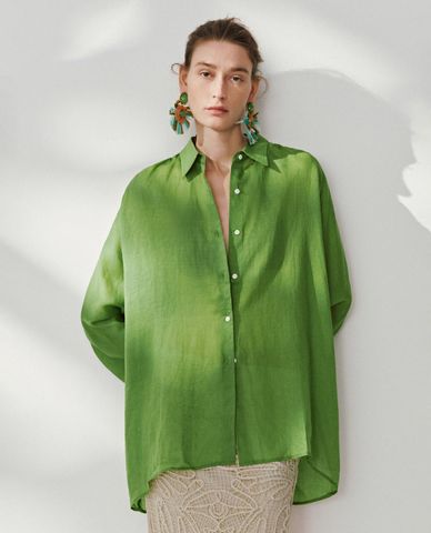  URBAN REVIVO - Áo sơ mi nữ cổ bẻ tay dài phom rộng 