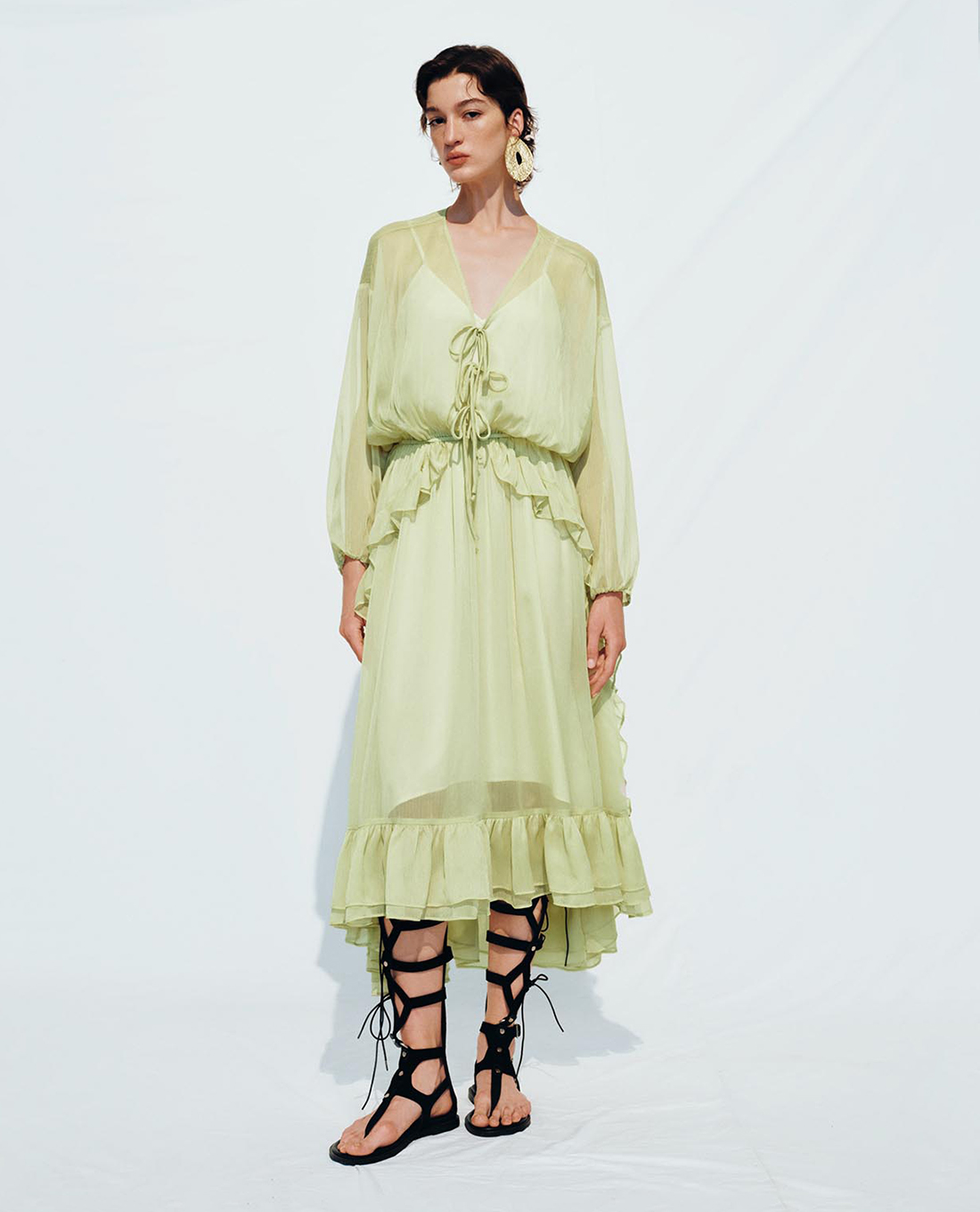 URBAN REVIVO - Đầm xếp tầng midi cổ V tay dài nhún bèo