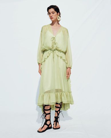  URBAN REVIVO - Đầm xếp tầng midi cổ V tay dài nhún bèo 