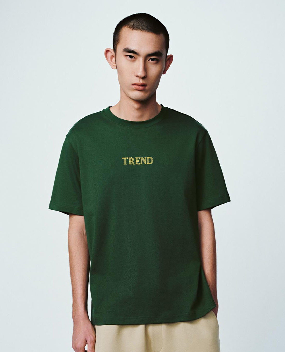 URBAN REVIVO - Áo thun nam cổ tròn tay ngắn in chữ