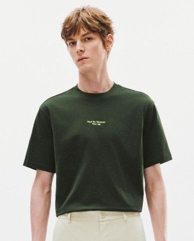  URBAN REVIVO - Áo thun nam cổ tròn tay ngắn in chữ 