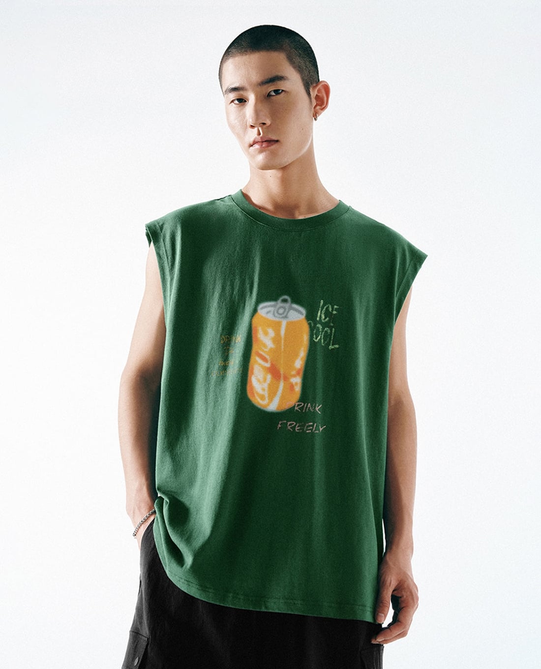 URBAN REVIVO - Áo sát nách nam cổ tròn in họa tiết