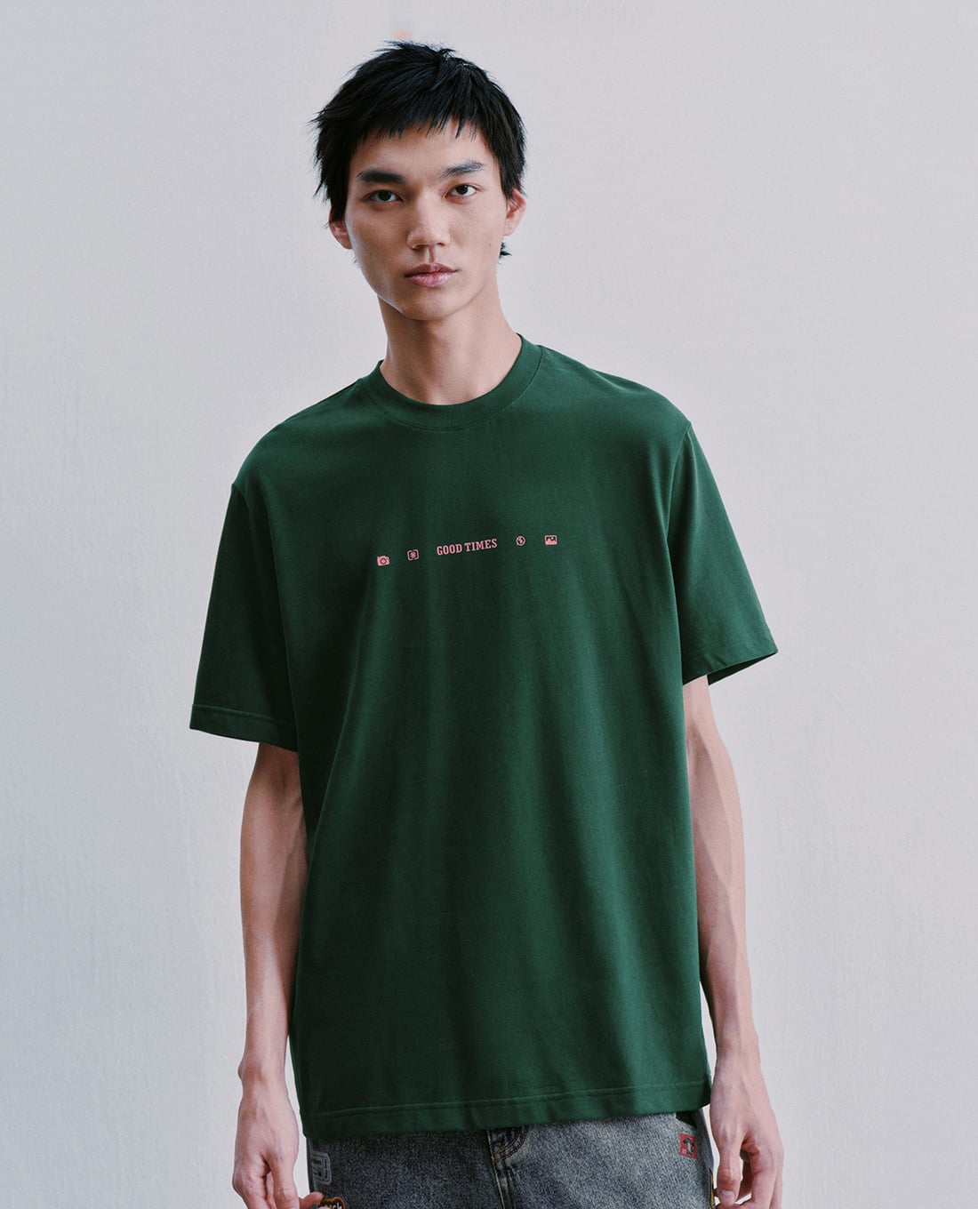 URBAN REVIVO - Áo thun nam cổ tròn tay ngắn in chữ