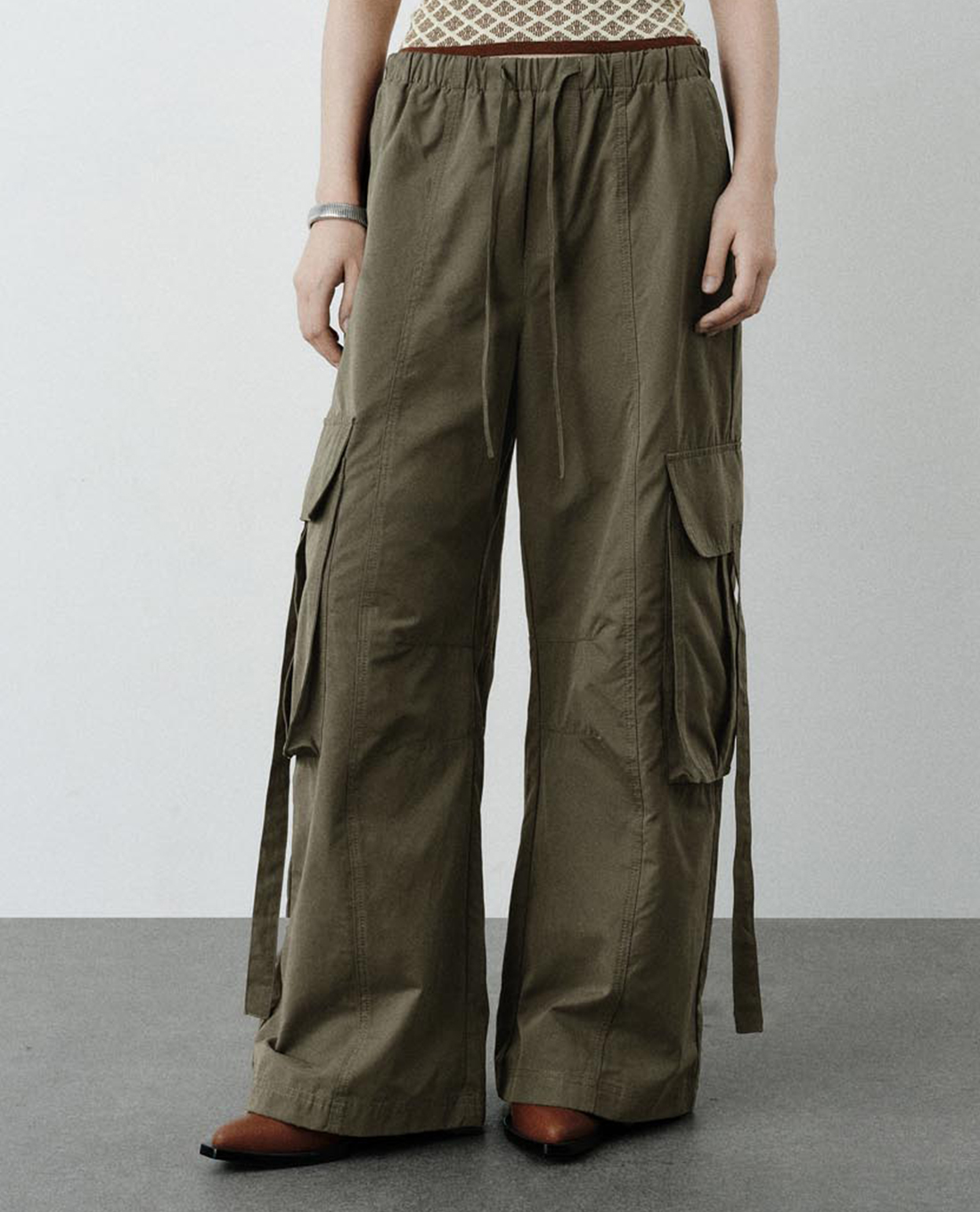 URBAN REVIVO - Quần nữ ống rộng lưng thun túi hộp