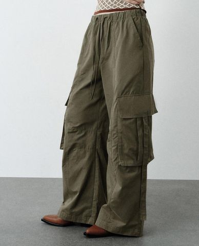  URBAN REVIVO - Quần nữ ống rộng lưng thun túi hộp 