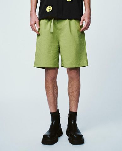  URBAN REVIVO - Quần short nam ống rộng phối dây đai 