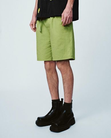  URBAN REVIVO - Quần short nam ống rộng phối dây đai 