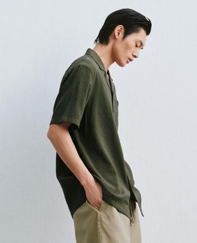  URBAN REVIVO - Áo sơ mi nam cổ bẻ tay ngắn phối túi 