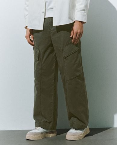  URBAN REVIVO - Quần nam ống rộng phối túi hộp 