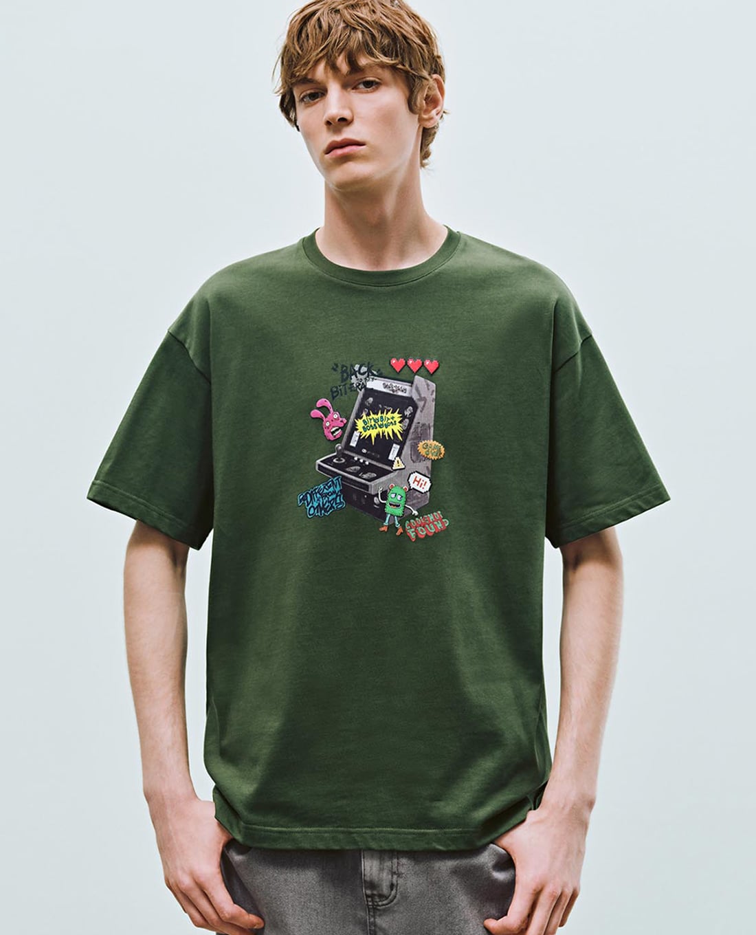 URBAN REVIVO - Áo thun nam cổ tròn tay ngắn in họa tiết