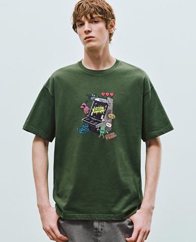  URBAN REVIVO - Áo thun nam cổ tròn tay ngắn in họa tiết 