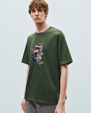  URBAN REVIVO - Áo thun nam cổ tròn tay ngắn in họa tiết 