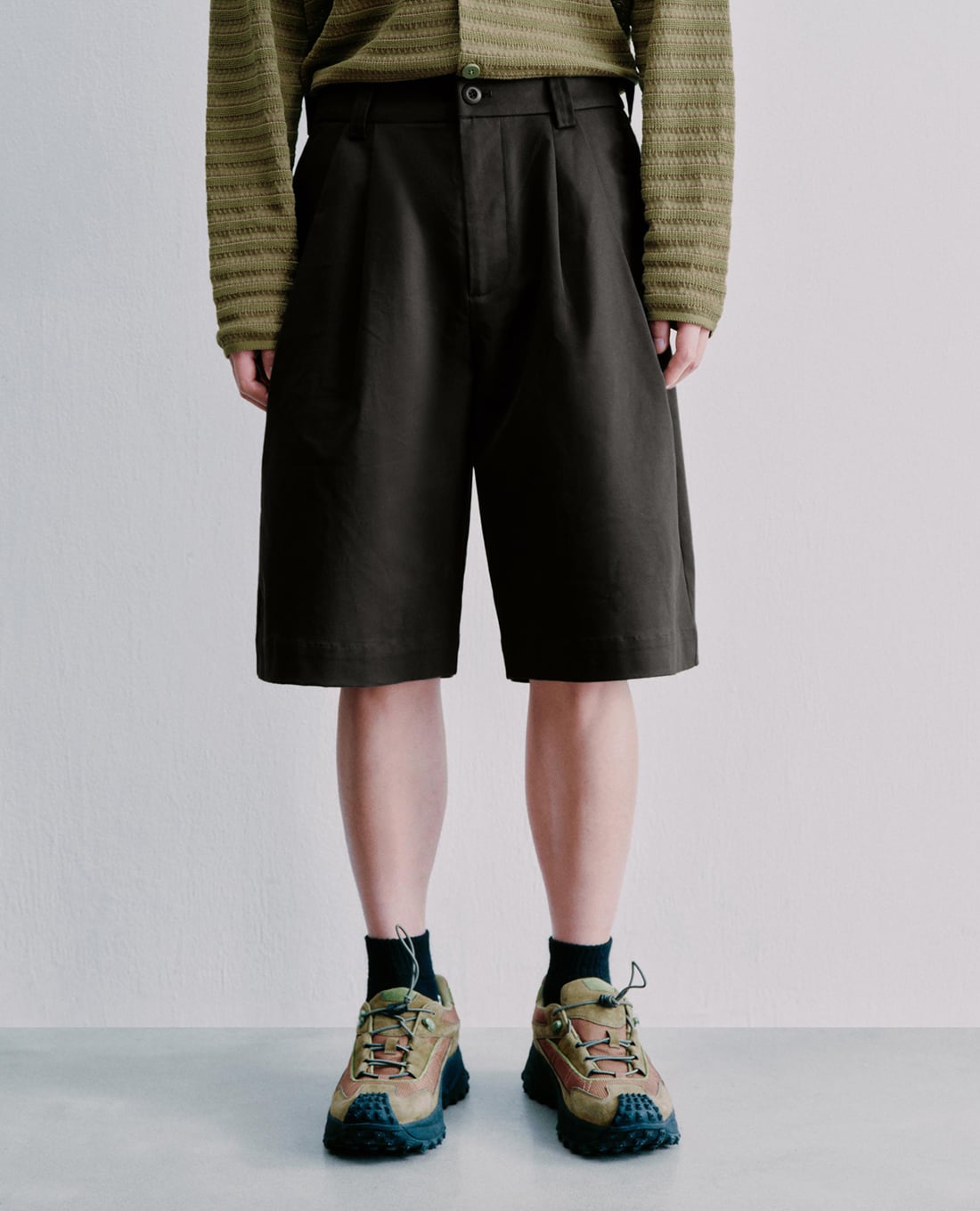 URBAN REVIVO - Quần short nam ngang gối xếp li