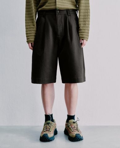  URBAN REVIVO - Quần short nam ngang gối xếp li 