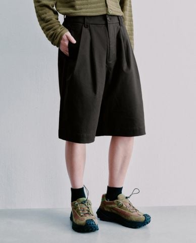  URBAN REVIVO - Quần short nam ngang gối xếp li 