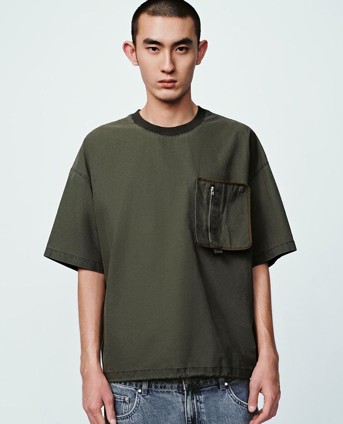 URBAN REVIVO - Áo thun nam cổ tròn tay ngắn phối túi hộp