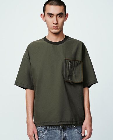  URBAN REVIVO - Áo thun nam cổ tròn tay ngắn phối túi hộp 