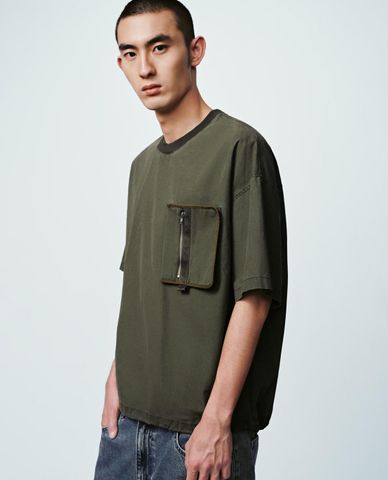  URBAN REVIVO - Áo thun nam cổ tròn tay ngắn phối túi hộp 