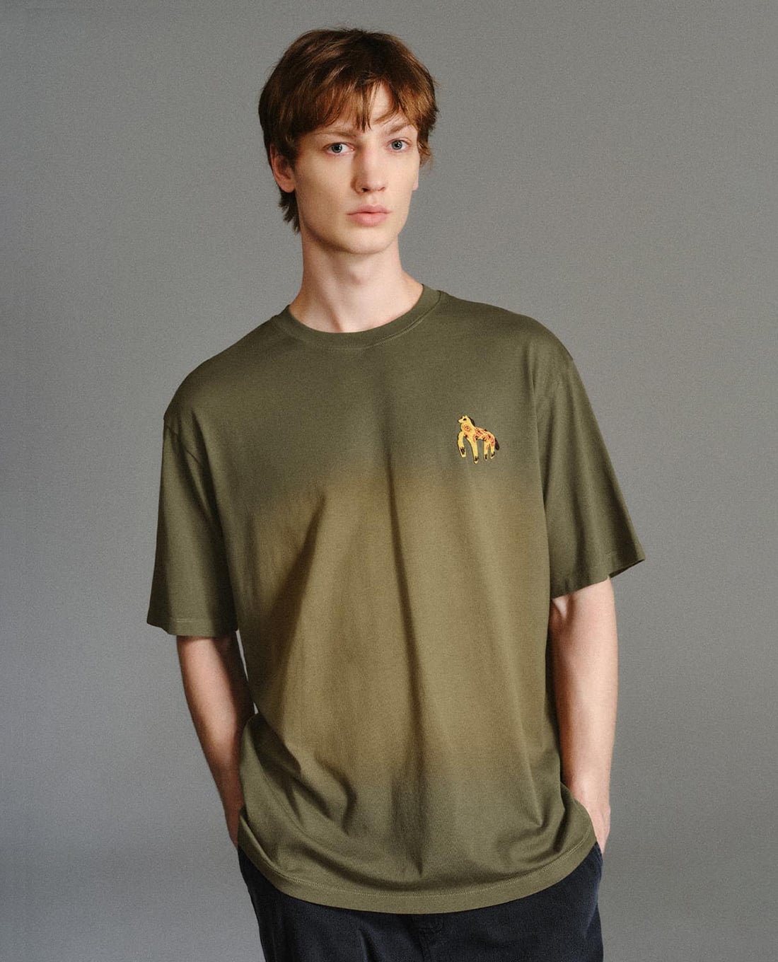 URBAN REVIVO - Áo thun nam cổ tròn tay ngắn in họa tiết