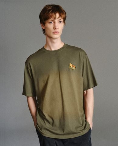  URBAN REVIVO - Áo thun nam cổ tròn tay ngắn in họa tiết 