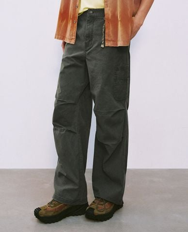  URBAN REVIVO - Quần nam ống rộng xếp li 