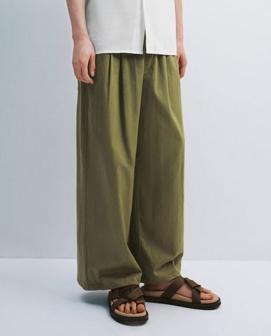  URBAN REVIVO - Quần nam ống rộng lưng thun 