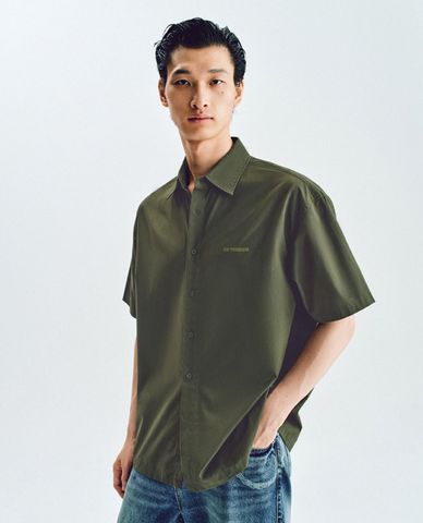  URBAN REVIVO - Áo sơ mi nam tay ngắn in họa tiết 