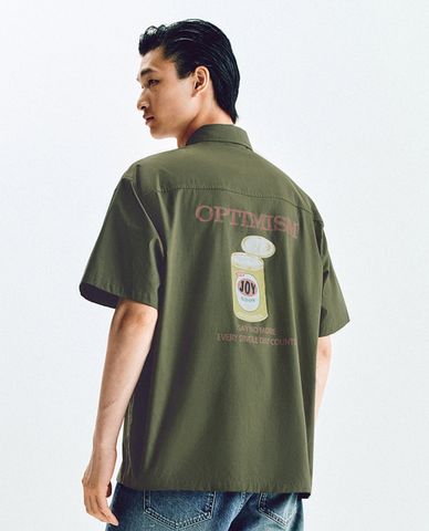  URBAN REVIVO - Áo sơ mi nam tay ngắn in họa tiết 