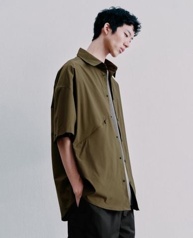  URBAN REVIVO - Áo sơ mi nam cổ bẻ tay ngắn phối khóa kéo 