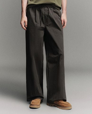  URBAN REVIVO - Quần nam ống rộng lưng thun 