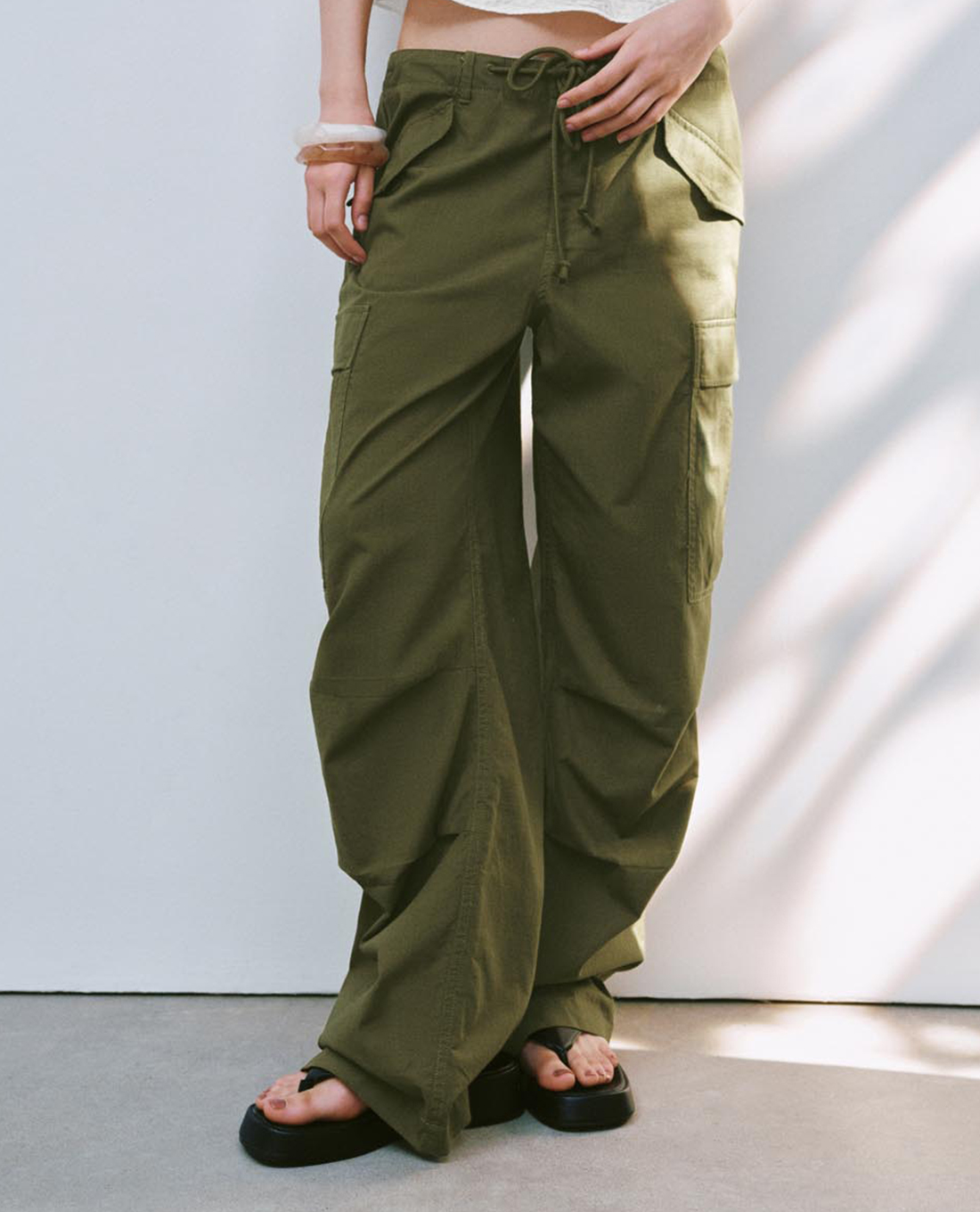 URBAN REVIVO - Quần nữ ống rộng dây rút phối túi hộp