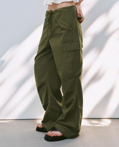  URBAN REVIVO - Quần nữ ống rộng dây rút phối túi hộp 