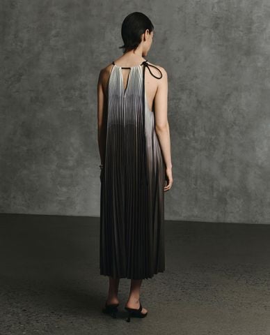  URBAN REVIVO - Đầm midi cổ yếm xếp li chuyển sắc 