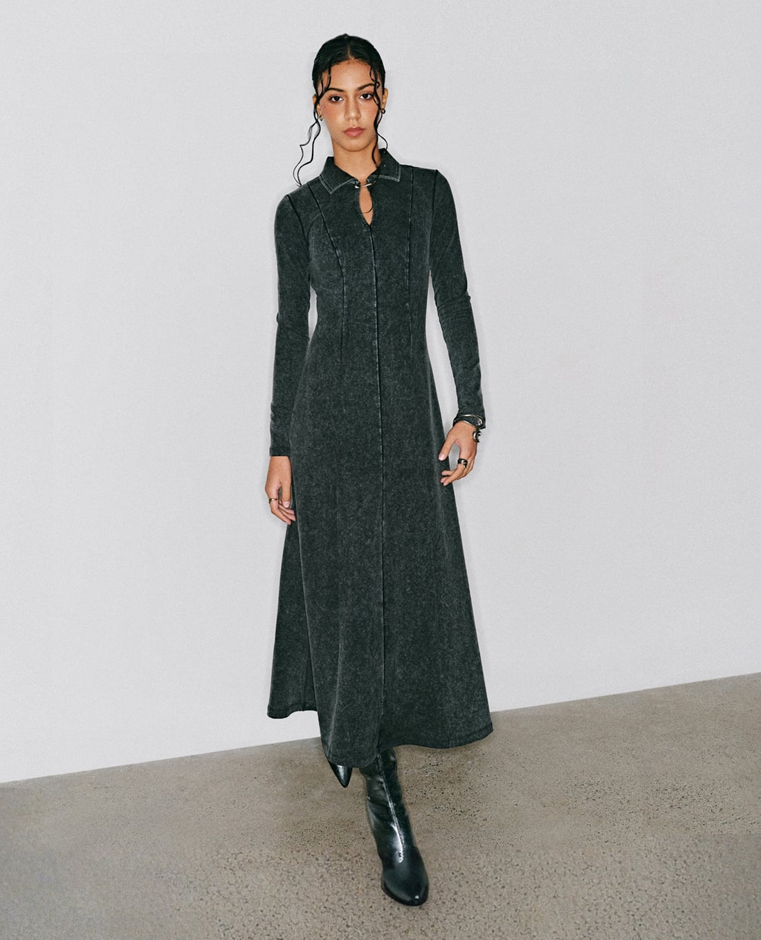 DEZUS - Đầm midi cổ bẻ tay dài dáng ôm Bryniel