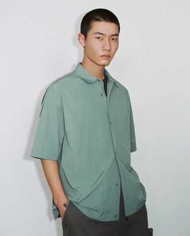  URBAN REVIVO - Áo sơ mi nam tay ngắn phối dây rút 