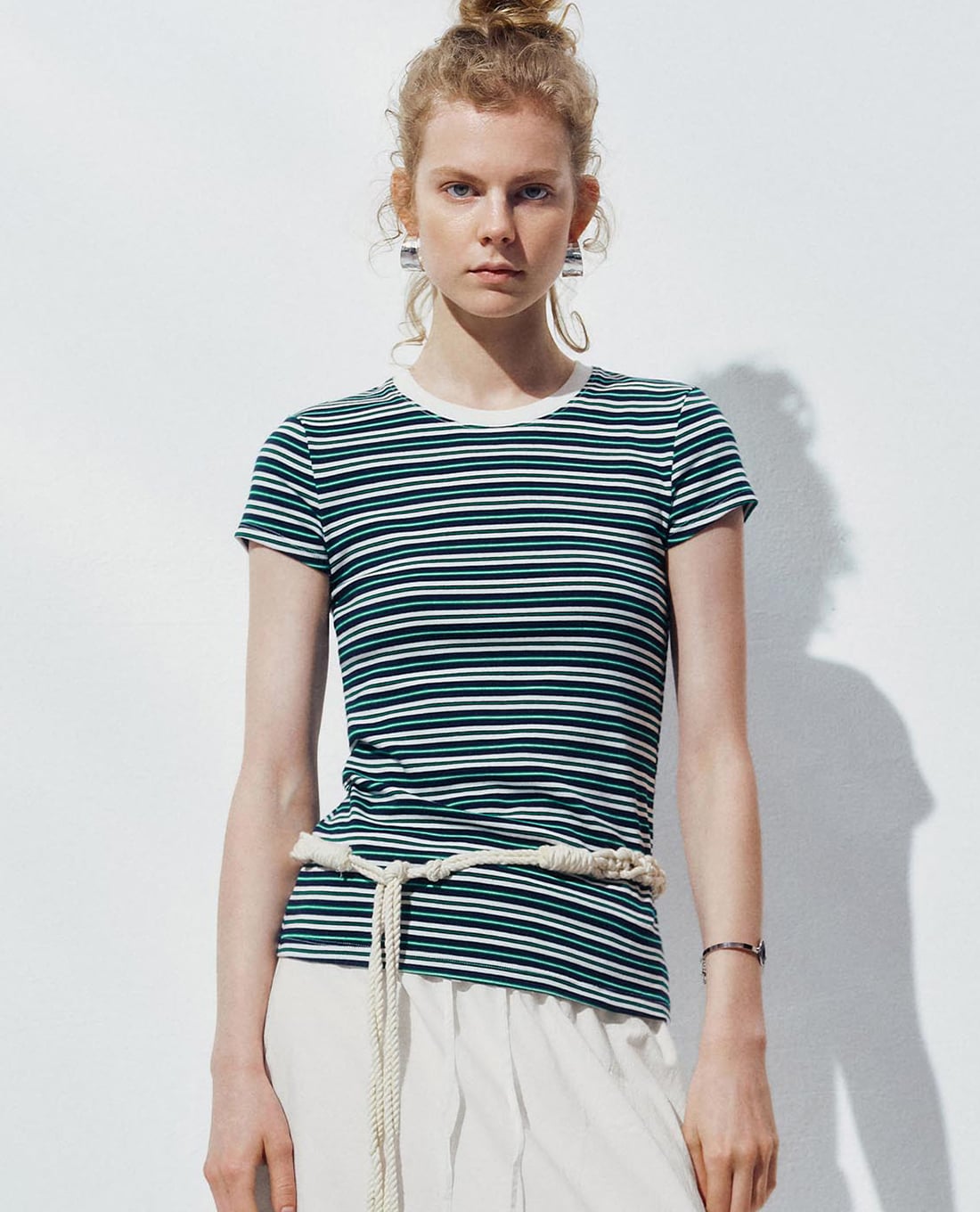 URBAN REVIVO - Áo thun nữ cổ tròn tay ngắn kẻ sọc