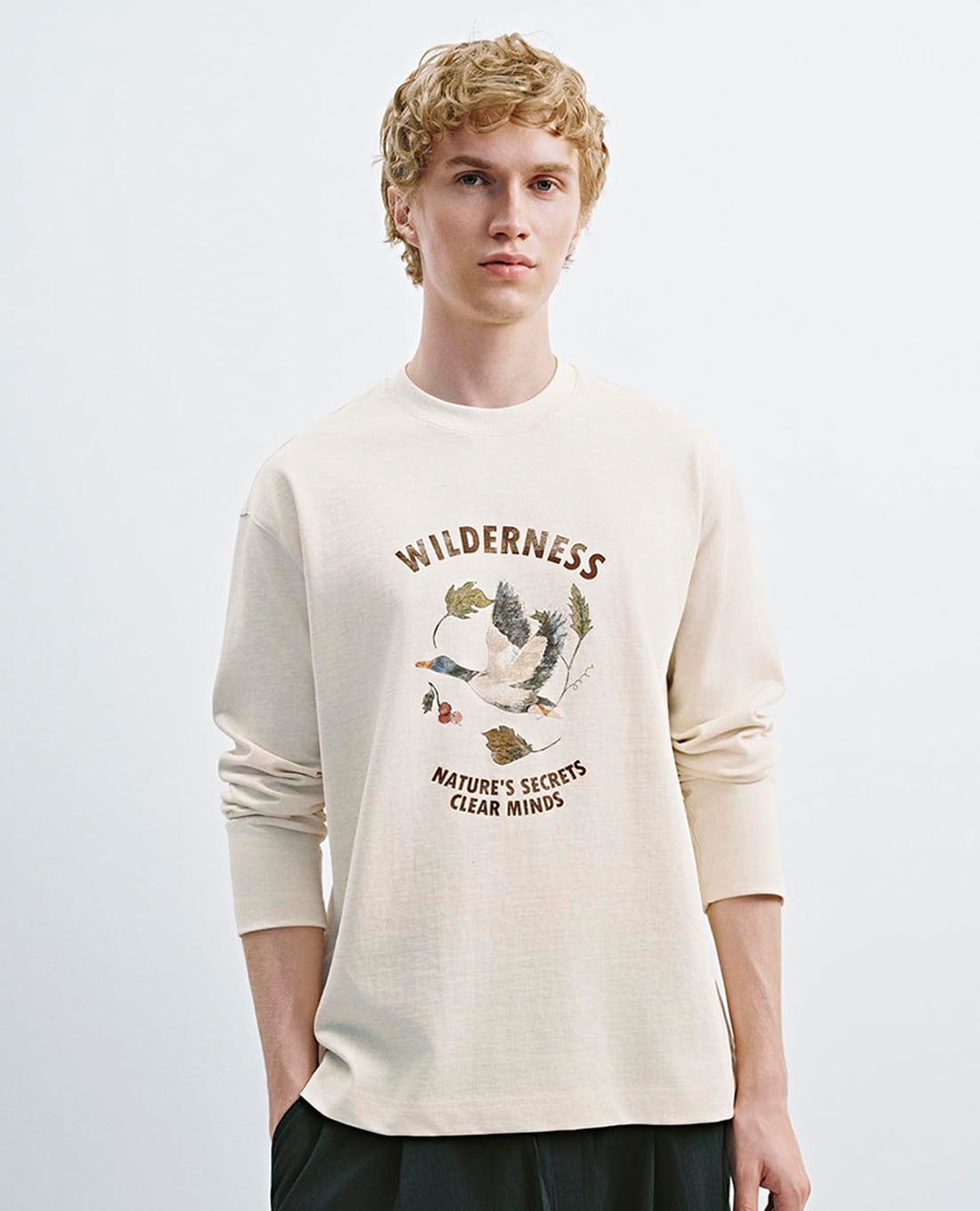 URBAN REVIVO - Áo thun nam cổ tròn tay dài in họa tiết