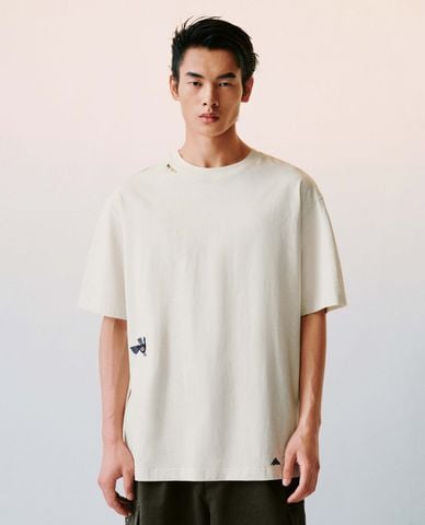  URBAN REVIVO - Áo thun nam cổ tròn tay ngắn thêu họa tiết 
