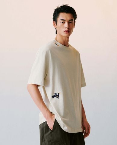  URBAN REVIVO - Áo thun nam cổ tròn tay ngắn thêu họa tiết 