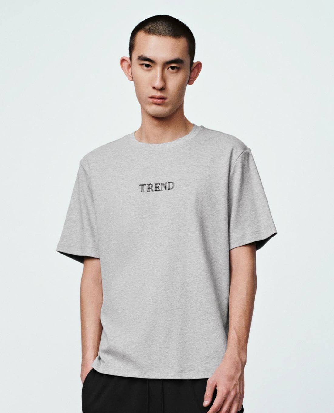 URBAN REVIVO - Áo thun nam cổ tròn tay ngắn in chữ