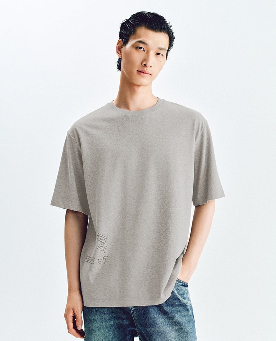 URBAN REVIVO - Áo thun nam cổ tròn tay ngắn in họa tiết