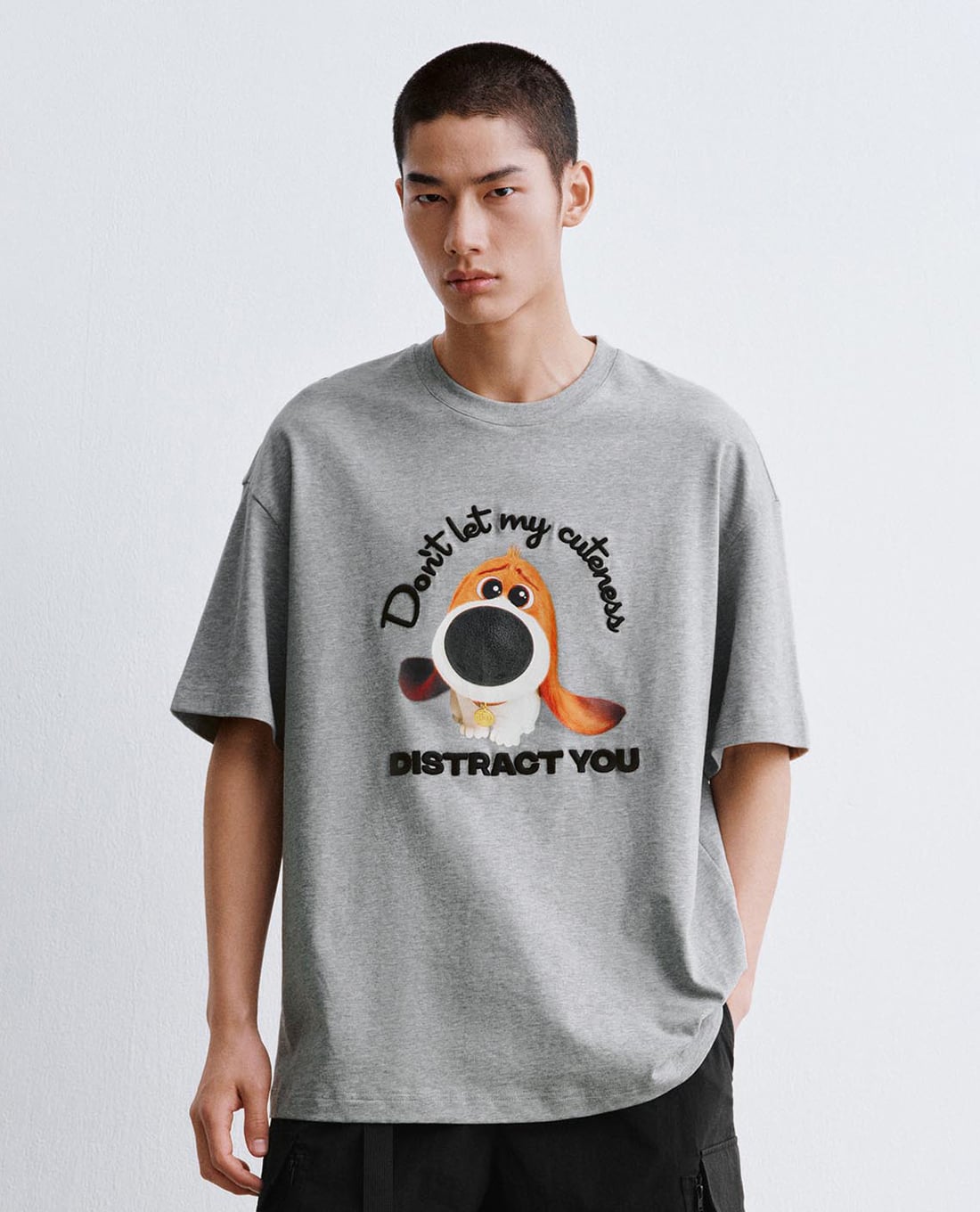 URBAN REVIVO - Áo thun nam cổ tròn tay ngắn in họa tiết