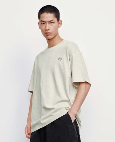  URBAN REVIVO - Áo thun nam cổ tròn tay ngắn in hình 