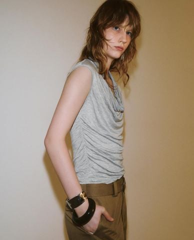  URBAN REVIVO - Áo sát nách nữ cổ đổ phom ôm 