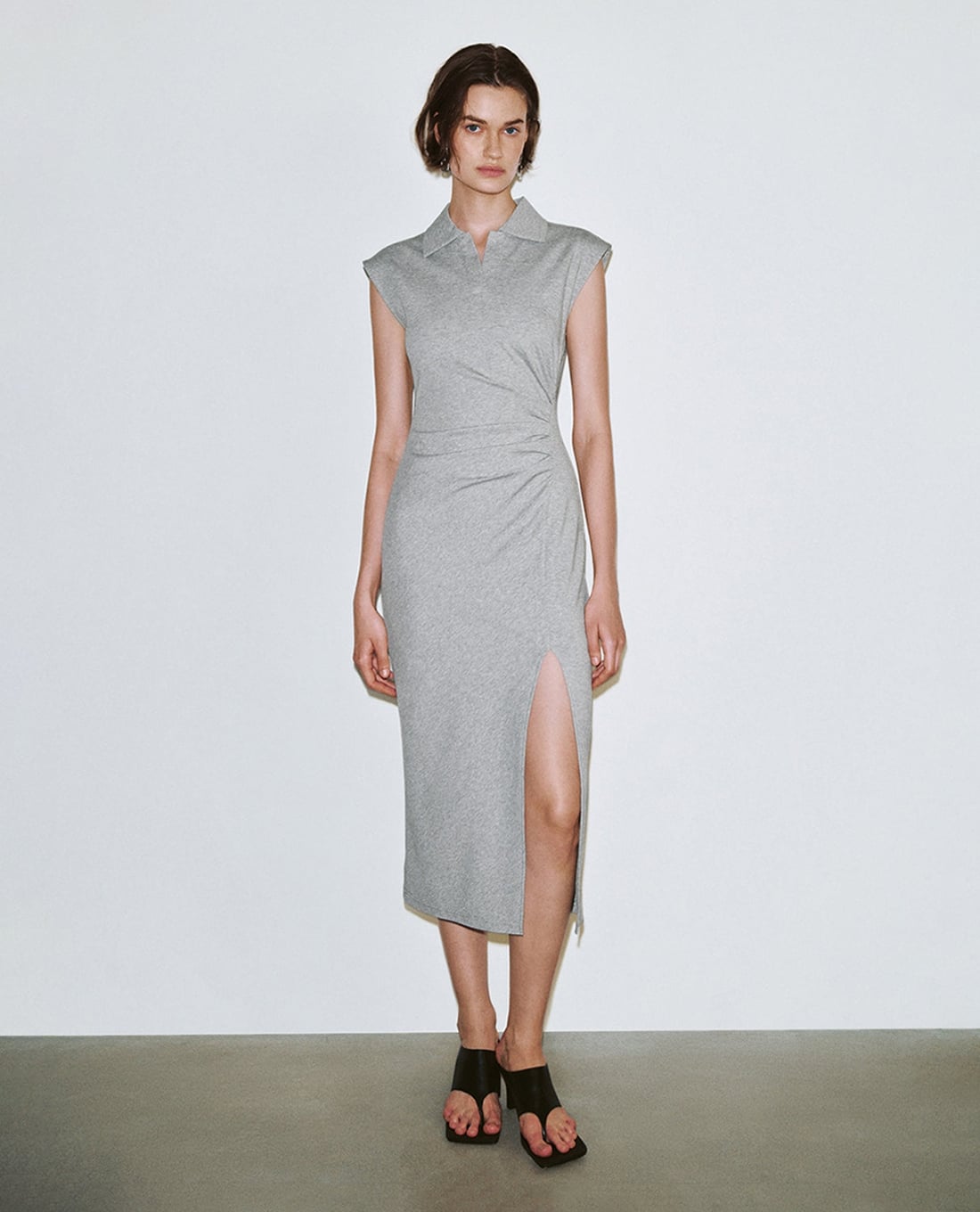 URBAN REVIVO - Đầm sát nách midi cổ bẻ phom ôm