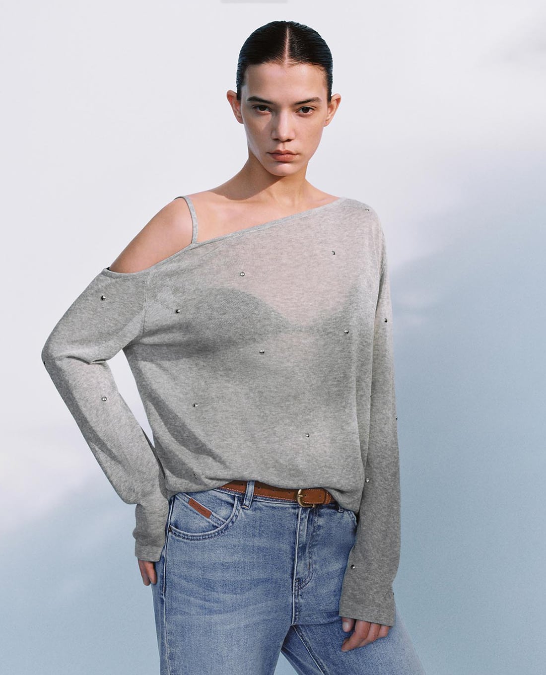 URBAN REVIVO - Áo dệt kim nữ trễ vai tay dài đính hạt