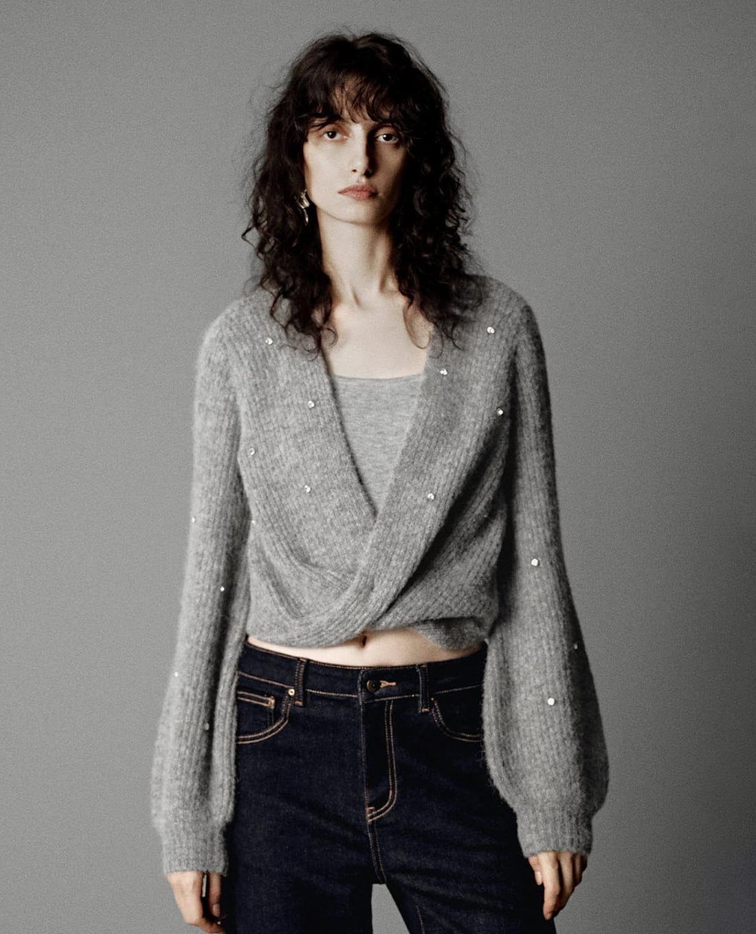 URBAN REVIVO - Áo dệt kim nữ cổ V tay dài đính đá