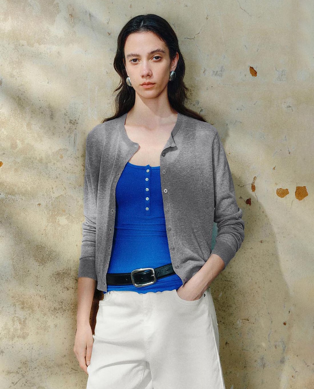 URBAN REVIVO - Áo khoác cardigan nữ cổ tròn tay dài phối nút