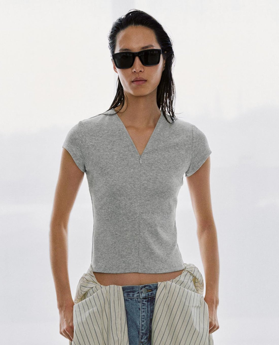 URBAN REVIVO - Áo thun nữ cổ V tay ngắn phom ôm